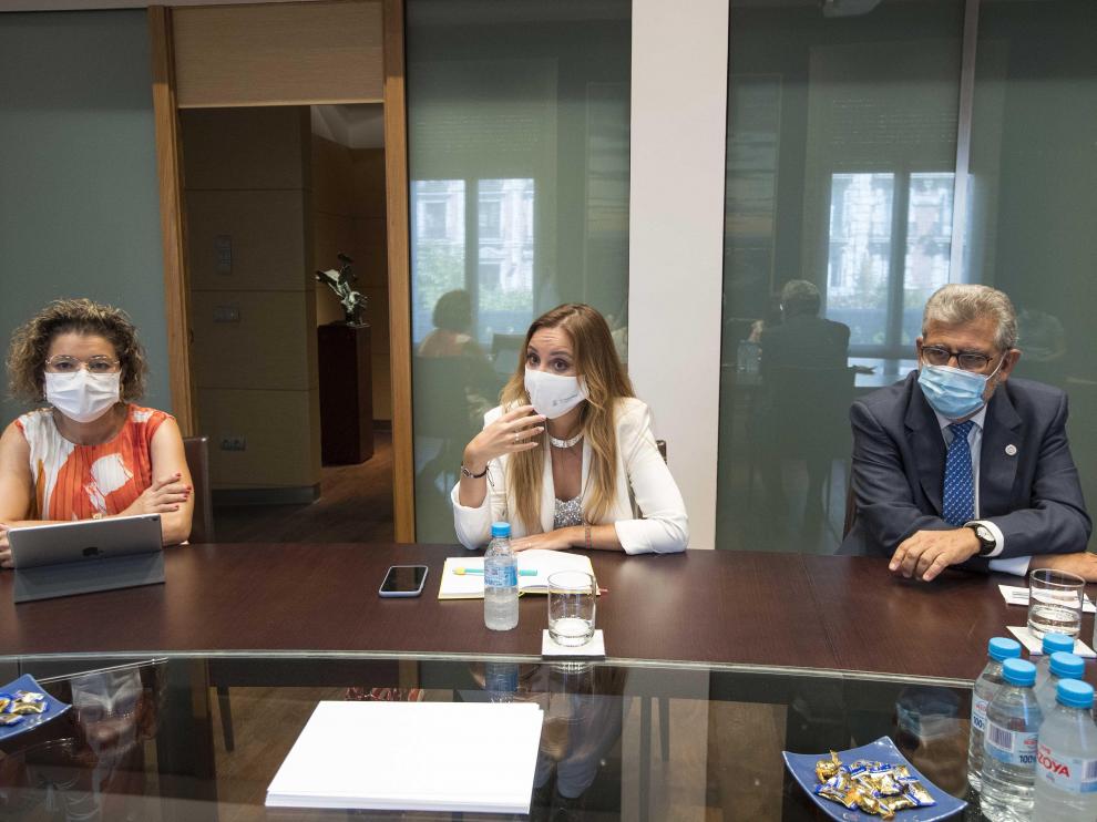La rectora de la Universidad San Jorge, Berta Sáez;_la consejera de Ciencia y Universidad, Maru Díaz, y el rector de la Universidad de Zaragoza, José Antonio Mayoral.