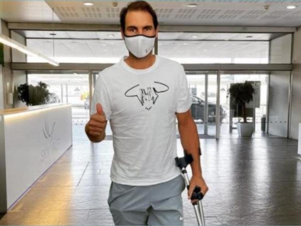Rafal Nadal ha subido hoy a sus redes esta foto con muletas