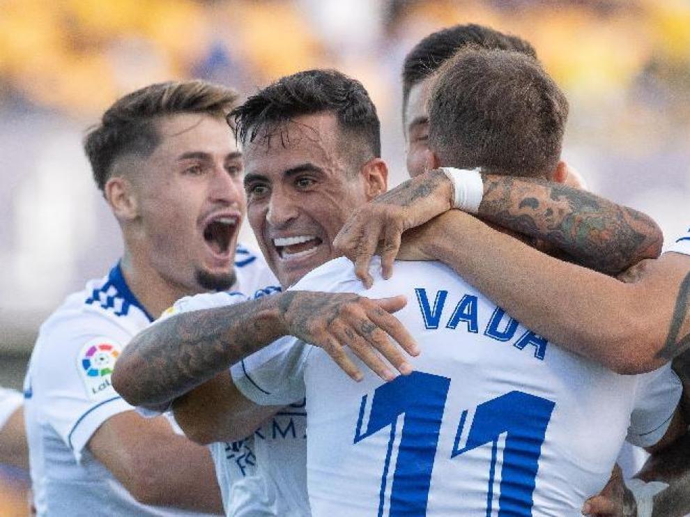 Vada, de espaldas, Nano, de frente, y Sainz, a la izda., tres refuerzos del mecanismo ofensivo del Real Zaragoza, celebran el gol del primero en Alcorcón el pasado domingo, que sirvió para ganar 1-2.