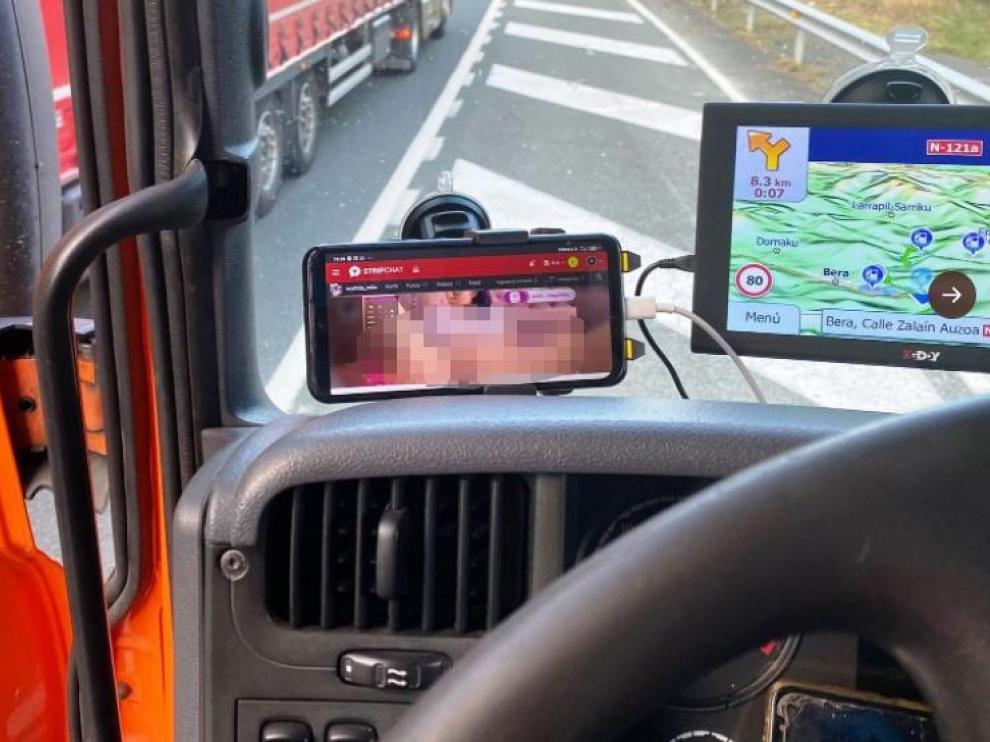 El conductor estaba viendo porno cuando fue interceptado por la Policía Foral