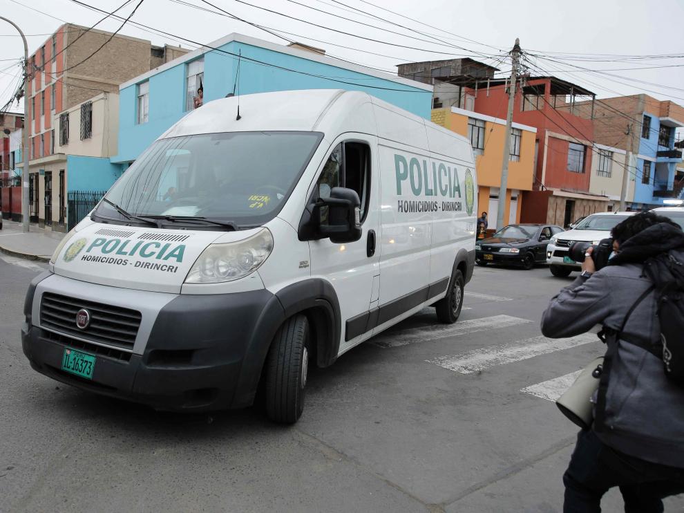 Restos de Abimael Guzmán son trasladados a la morgue para necropsia