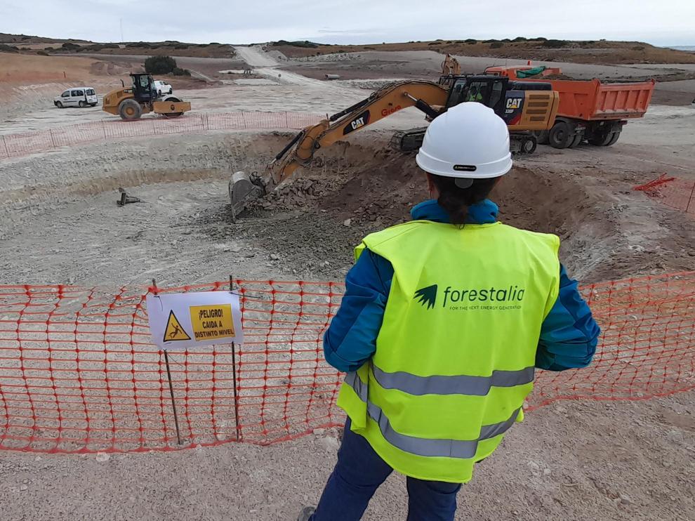 Movimiento de tierras en Almonacid de la Cuba para permitir la cimentación de uno de los trece aerogeneradores del nuevo parque.