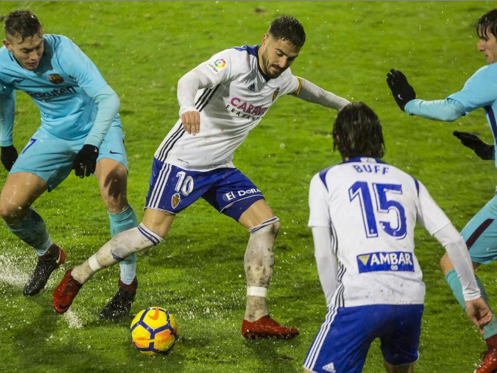 Javi Ros y Buff, entonces titulares del Real Zaragoza, en el último partido jugado en La Romareda ante un filial, el Barcelona B, en la lluviosa noche del 6 de enero de 2018.
