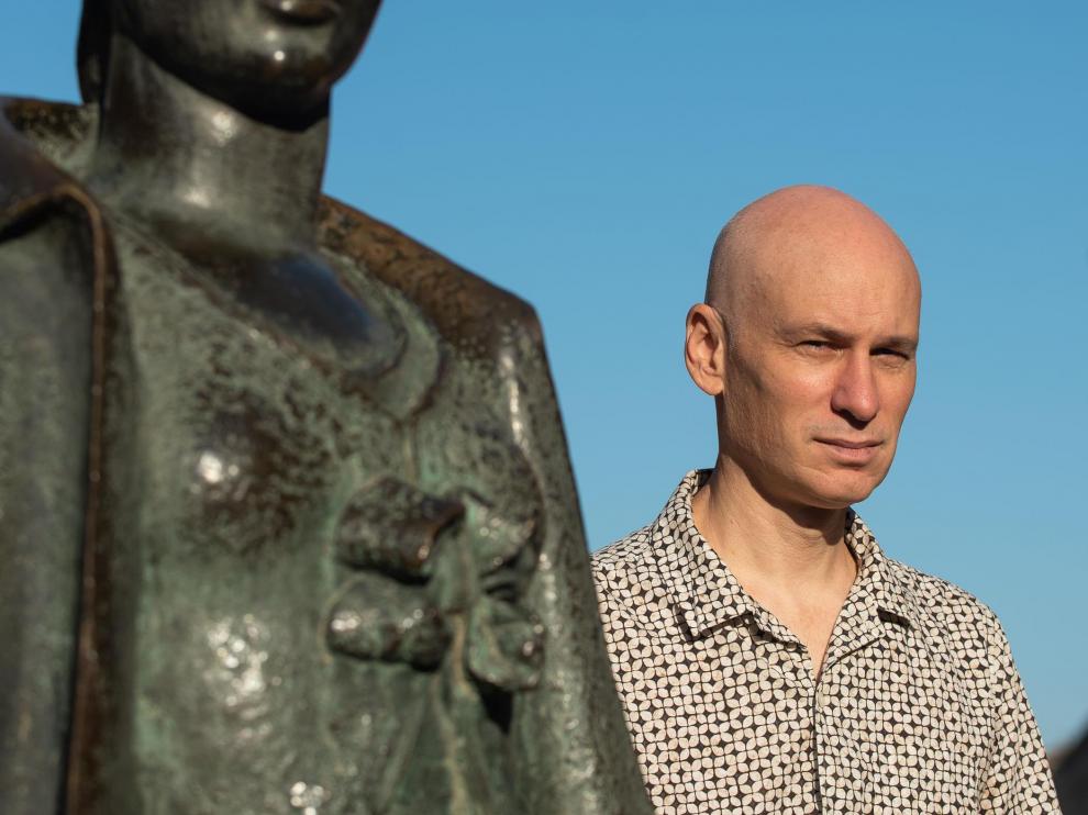 David Guirao escolta a una de las meninas en la plaza del Pilar.