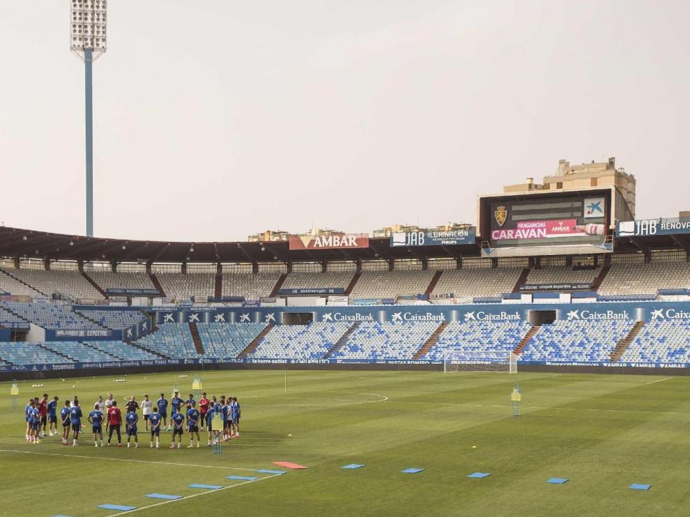 La plantilla del Real Zaragoza, al inicio de un entrenamiento en el coliseo de La Romareda, donde este sábado recibe a la Real Sociedad B.