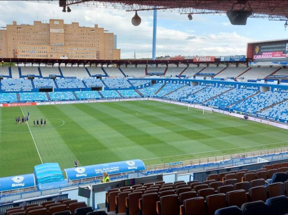 Los jugadores, en el césped de La Romareda hora y media antes del inicio del partido Real Zaragoza-Real Sociedad B.