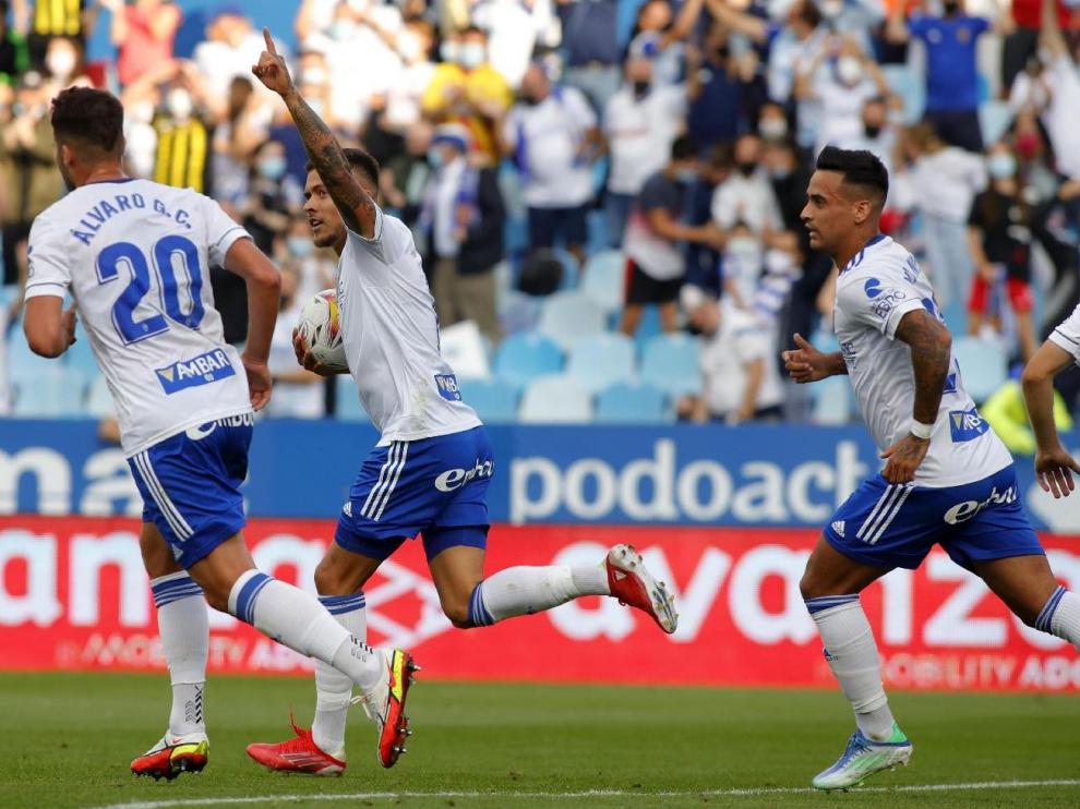 Momento de la celebración del gol del Real Zaragoza a la Real Sociedad B, obra de Narváez.