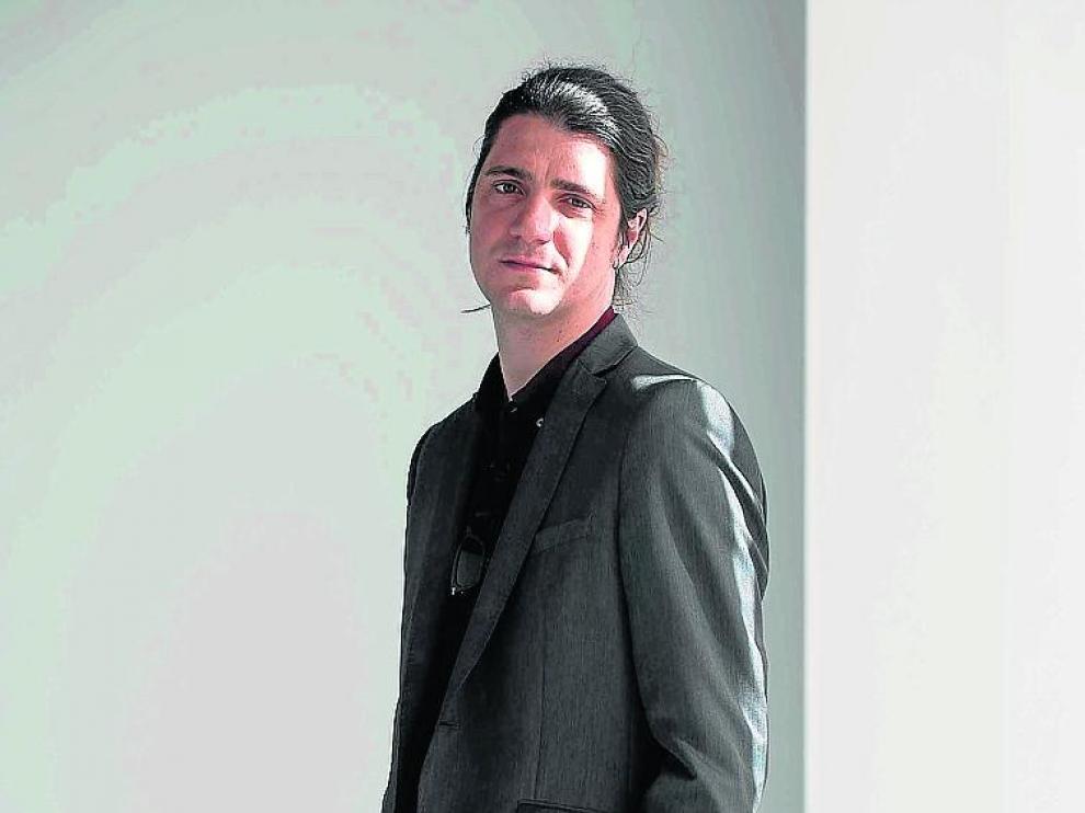 Alejandro Simón es escritor y profesor.