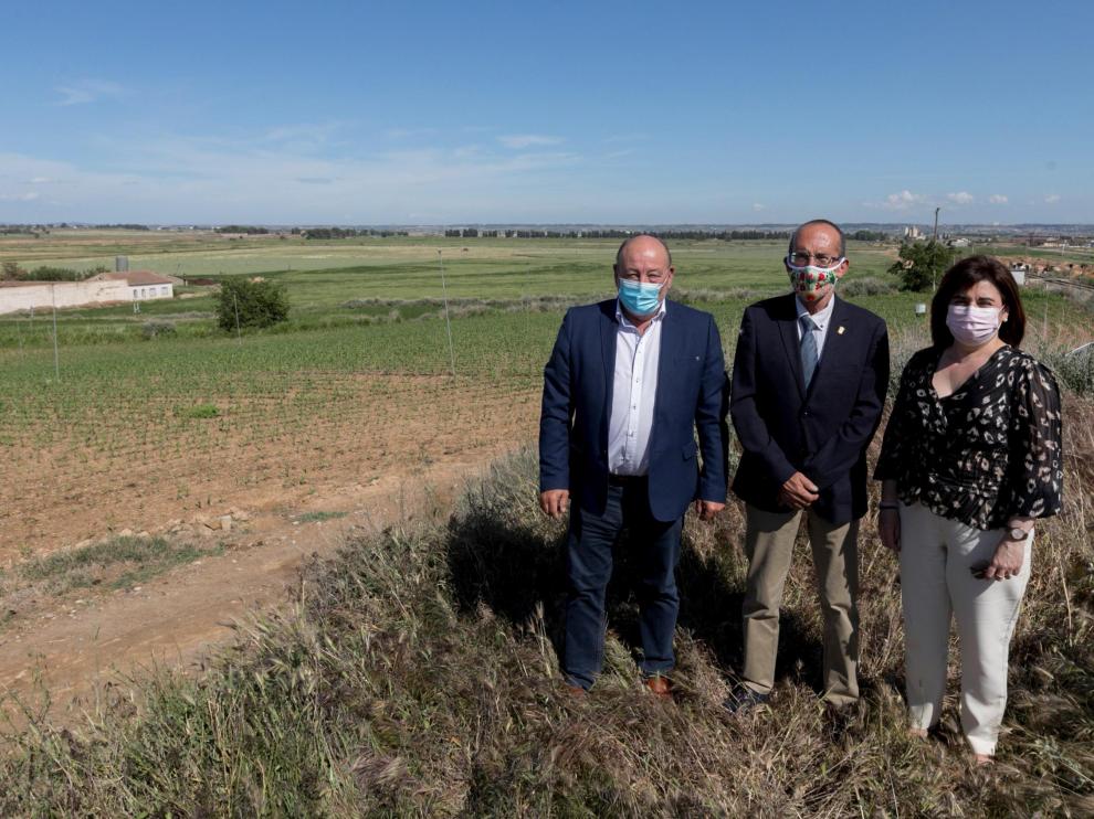 El presidente de la Comarca de La Litera, el alcalde de Tamarite y la alcaldesa de Altorricón en los terrenos donde se instalará la plataforma logística intermodal