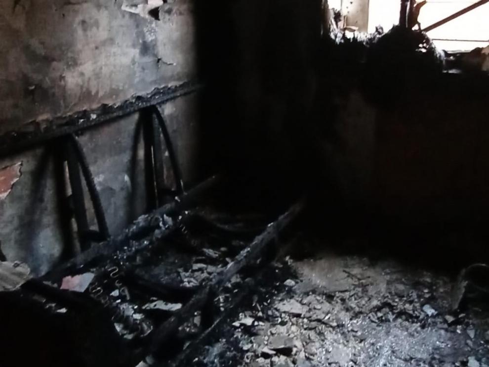 Imagen de cómo ha quedado el salón de la vivienda en Binéfar tras el incendio.