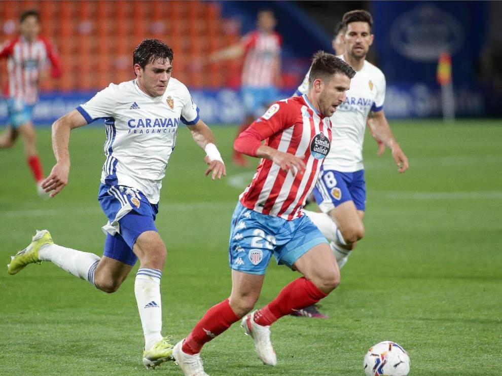 Azón y Adrián González persiguen a Gerard Valentín, en el Lugo-Real Zaragoza de la pasada liga en el Anxo Carro.