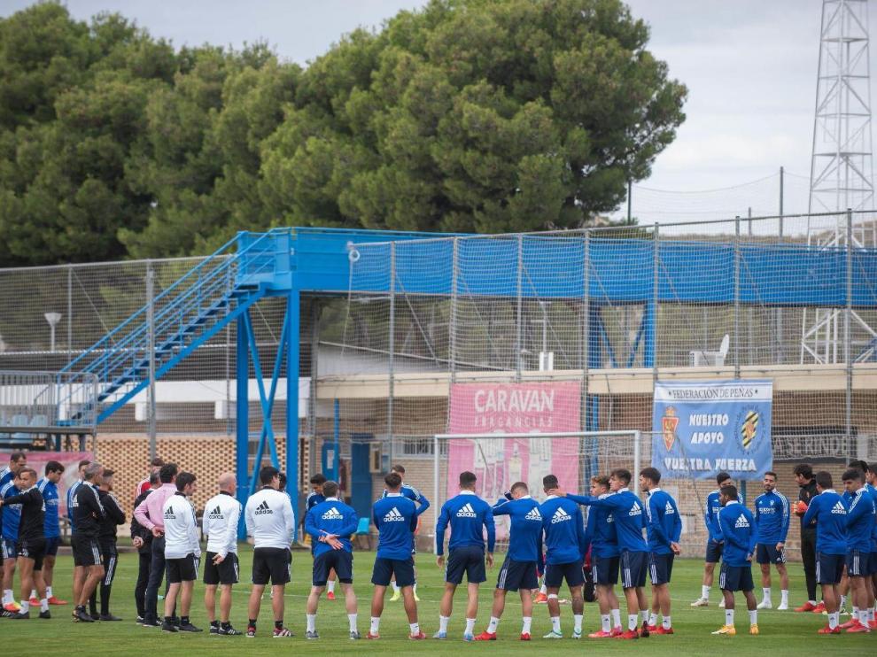 Jim habla con toda la plantilla al inicio del entrenamiento de este miércoles.