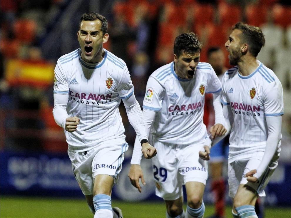 Miguel Linares celebra, junto a Soro y Benito, el gol que anotó en Lugo en el partido de la liga 18-19 que ganó el Real Zaragoza 1-2.