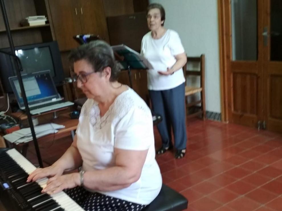 Isabel Toyos, pianista teresiana, al piano.