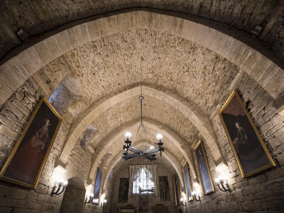 Edificios históricos y de gran interés patrimonial albergan las hospederías de Aragón. En la imagen, claustro del establecimiento hotelero de Roda de Isábena.
