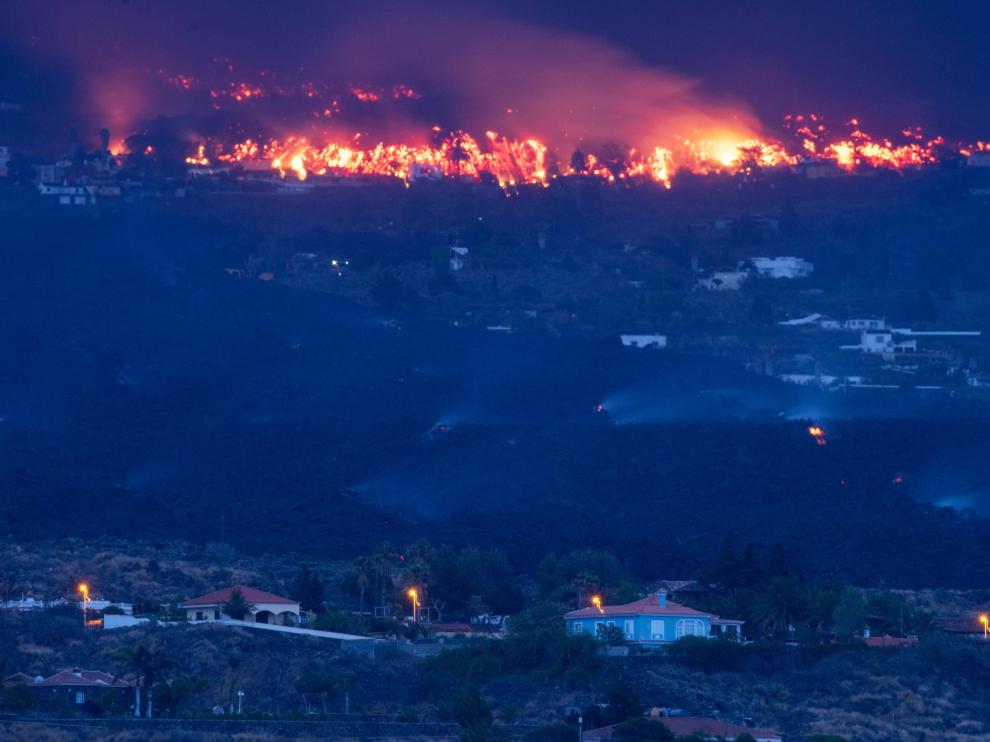 La lava amenazando a varias viviendas