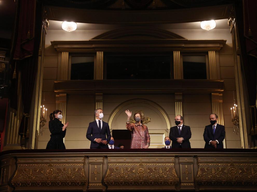 La reina Sofía y el ministro de Cultura, Miquel Iceta (2d) entre otros asistentes, en la inauguración de la temporada 2021/2022 del Teatro Real con la representación de la ópera "La Cenerentola", este jueves en Madrid.
