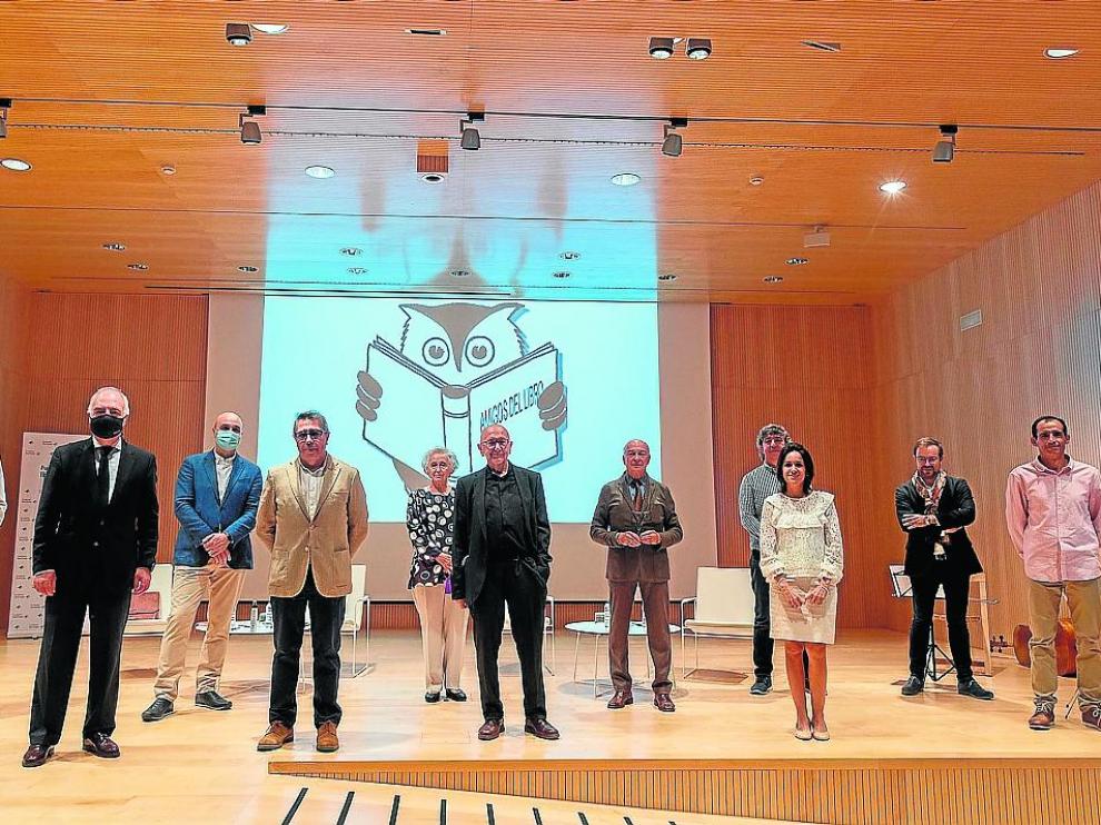 Los organizadores, los patrocinadores y los galardonados, ayer en Ibercaja.