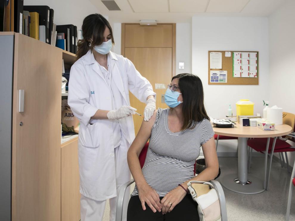 Este jueves por la mañana Aragón ha estrenado la modalidad de vacunación sin cita previa. La prueba ha tenido lugar en el centro de salud Actur Norte, y hasta allí se han acercado personas que por diversas razones no se habían vacunado hasta ahora.