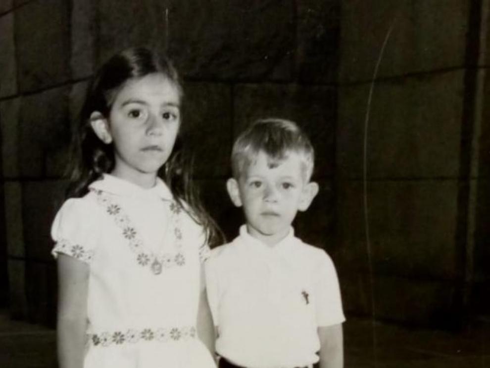 María, con cinco años, con su hermano Alberto, en la iglesia de San Antonio de Padua