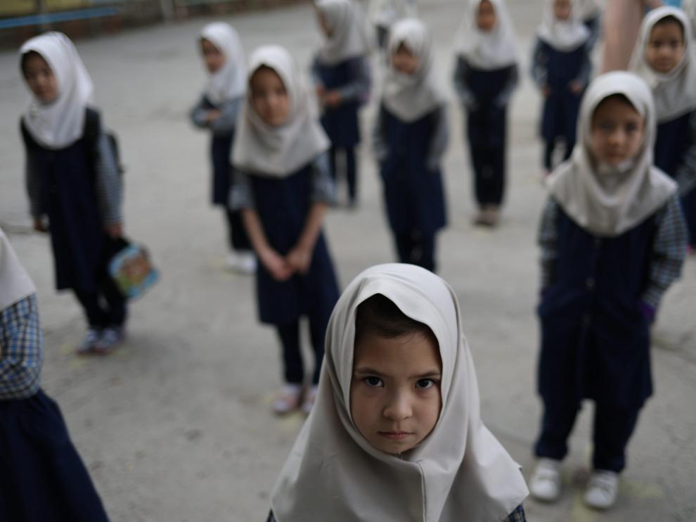Niñas afganas en una escuela de primaria en Kabul