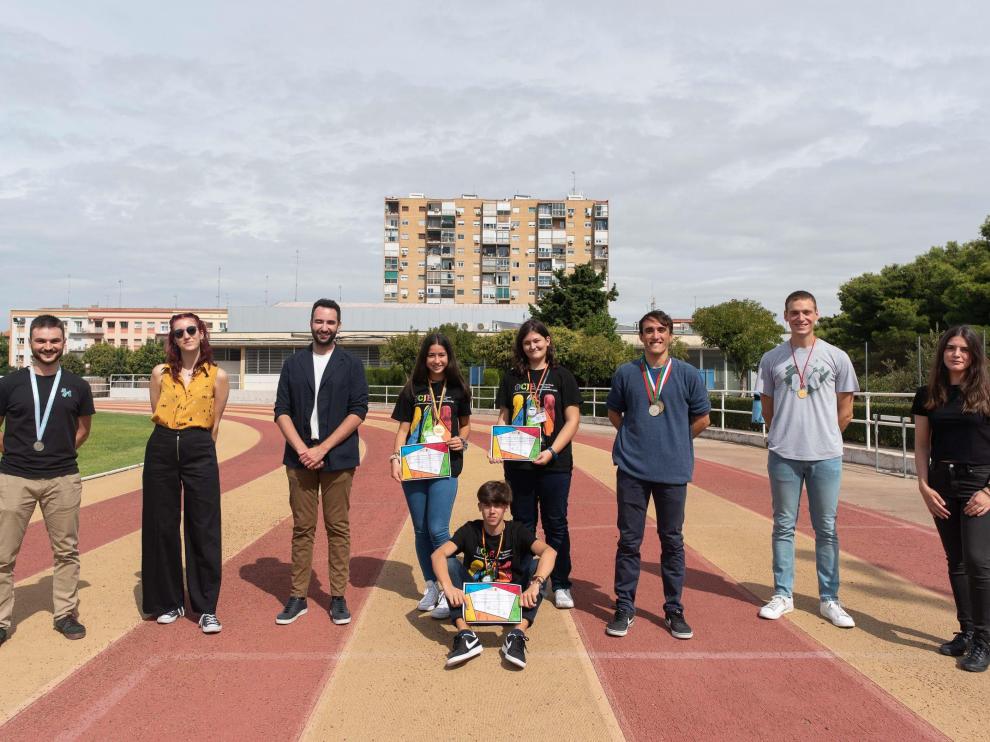 Sobre la pista de atletismo de Unizar, de izquierda a derecha: David Díez Ibáñez, Marina Sanz Gracia y Alejandro Martín Contreras, de la asociación Quintescience; el equipo Goya I –Mónica Pueyo, Pablo Gutiérrez y Adriana Esteban–; Daniel Ulibarri Sánchez; José Manuel Ezquerra Aznárez –también de Quintescience–; y Lucía Santas Lajusticia.