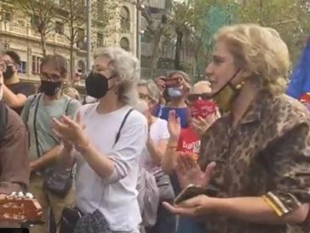 Pilar Rahola, versionando el Bella Ciao tras la detención de Puigdemont.