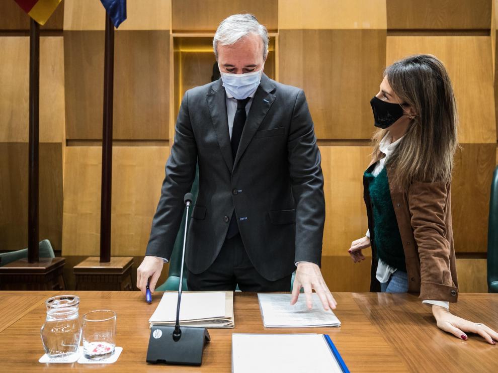 El alcalde, Jorge Azcón, y María Navarro, en un pleno del Ayuntamiento de Zaragoza