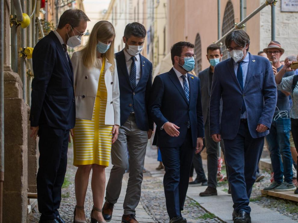 El delegado del Govern en Italia, Luca Bellizi; la consellera Victòria Alsina; el vicepresidente Jordi Puigneró; el presidente Pere Aragonès y Carles Puigdemont.
