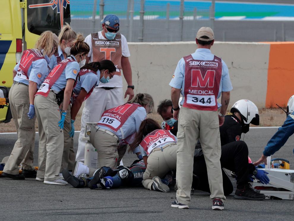 El equipo médico atiende al piloto de SuperSport300 Dean Berta Viñales (Viñales Racing Team) accidentado durante la primera carrera del Campeonato del Mundo