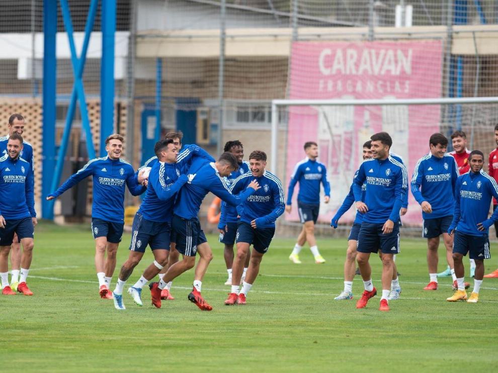 Un pasaje del entrenamiento del pasado jueves en la Ciudad Deportiva, con un buen ambiente entre los jugadore del Real Zaragoza.