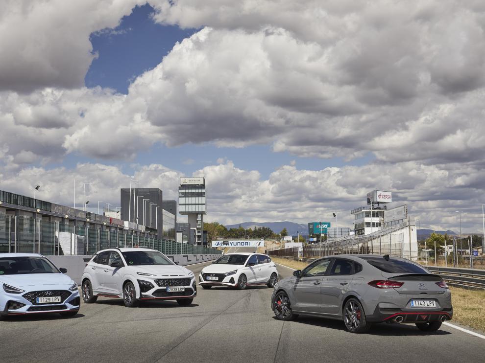 Todos los modelos de la gama N de Hyundai: i30 Hatchback y Fastback, en primer plano, junto al Kona y, al fondo, el i20.