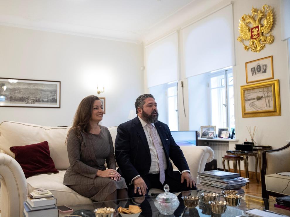 Jorge de Rusia y Victoria Románova Bettarini, en su apartamento en Moscú.
