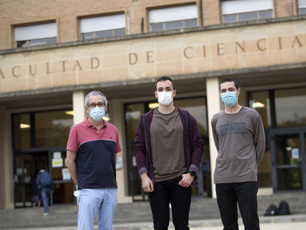 Mario Pérez, Pablo Pérez y Andrés Laín en la puerta de la Facultad de Ciencias del campus San Francisco