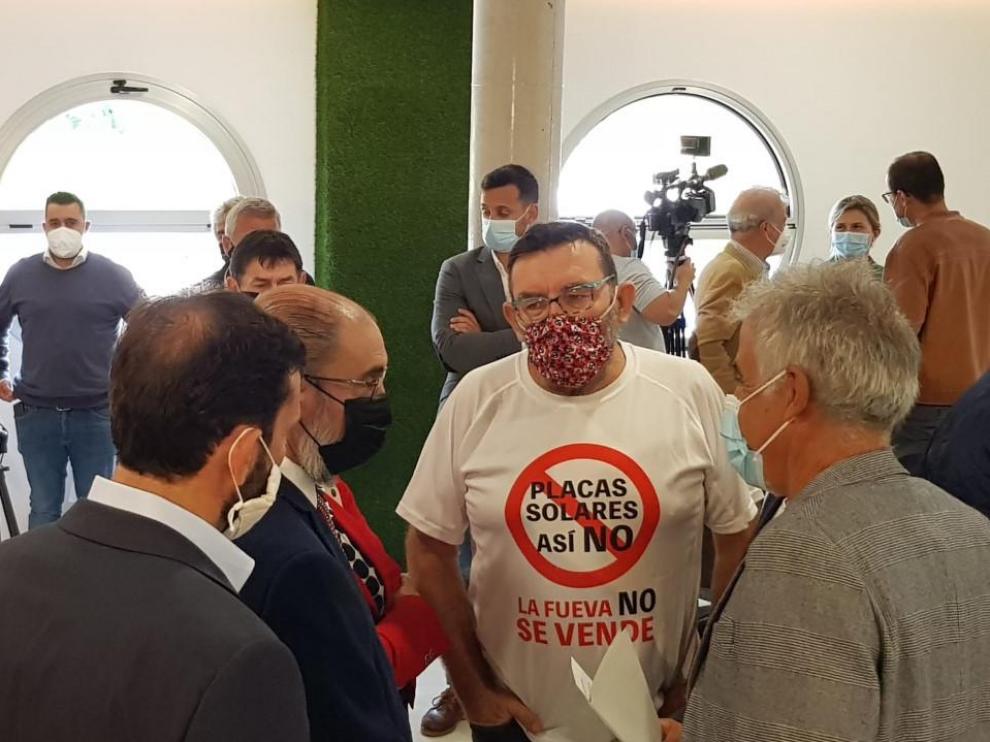 Miembros de la plataforma de La Fueva, hablando con Javier Lambán en Aínsa.
