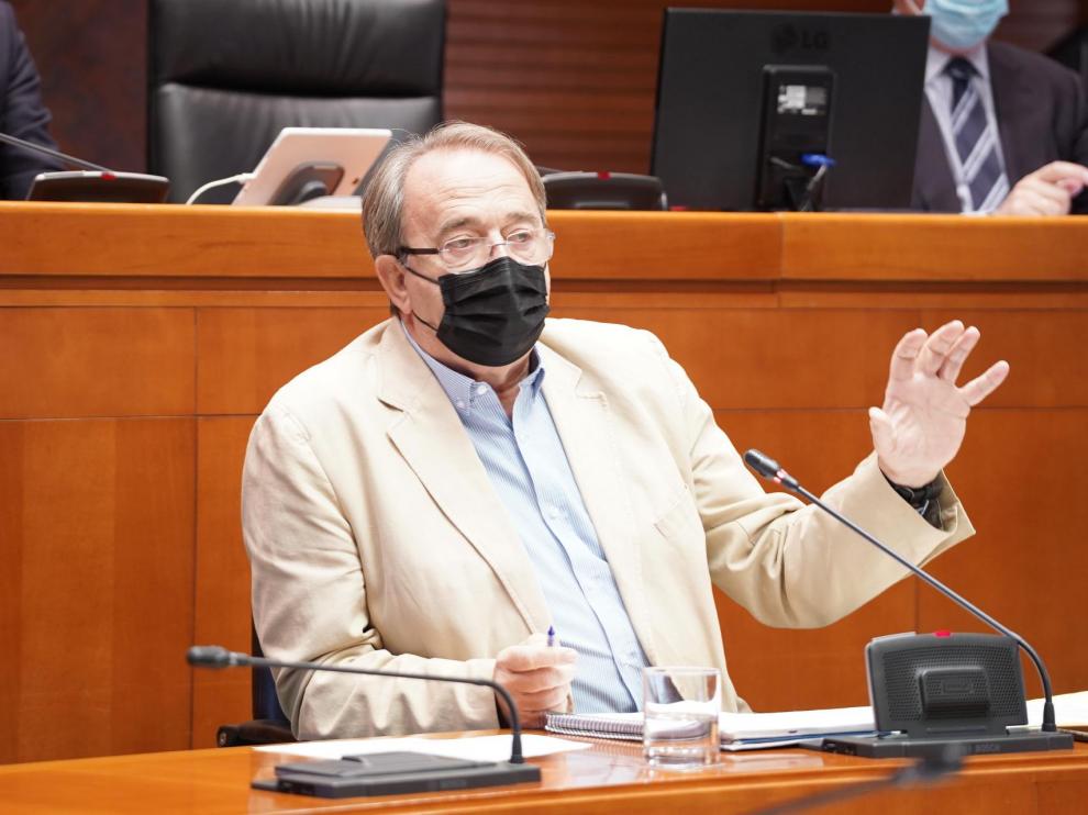 El consejero de Hacienda, Carlos Pérez Anadón, en su comparecencia de este lunes ante la comisión de Hacienda de la Cámara.