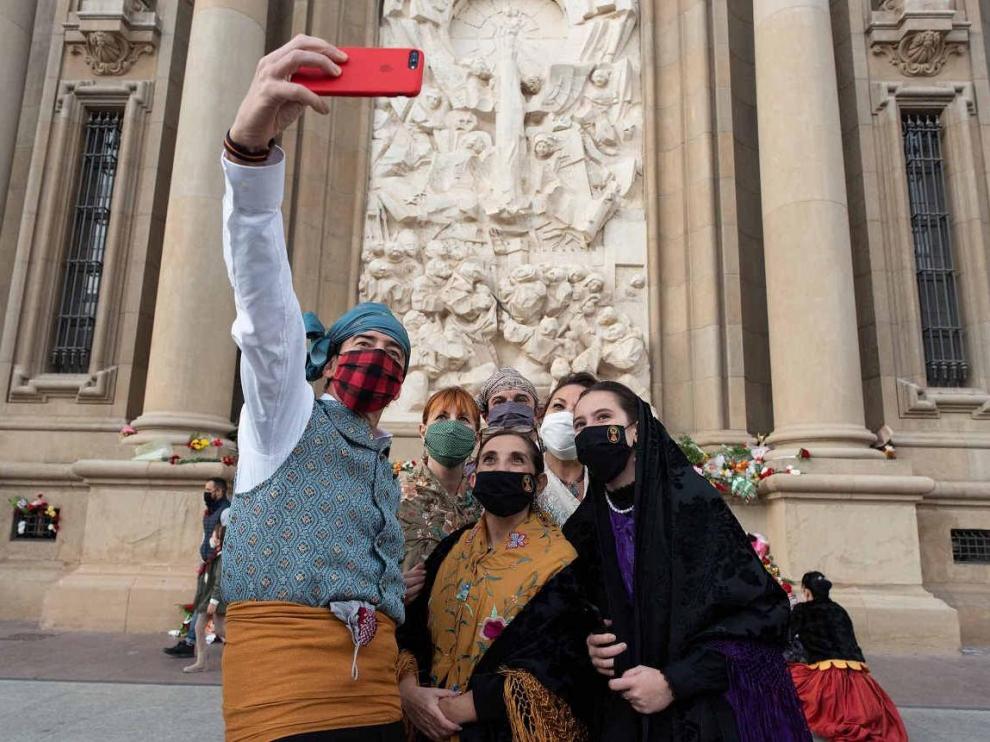 La improvisada Ofrenda de Flores durante las 'no Fiestas del Pilar' de 2020.