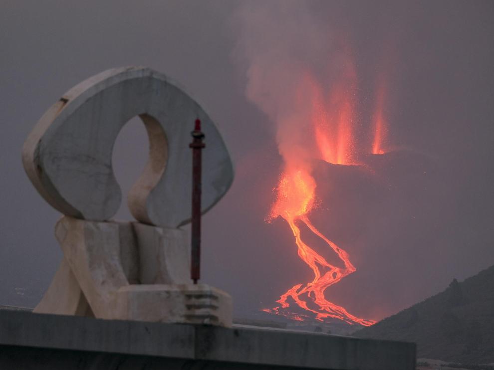 La lava bajando por la ladera del volcán Cumbre Vieja este martes