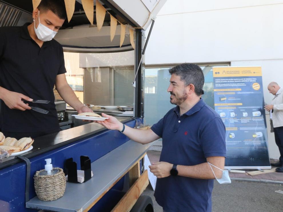 Lorenzo Otín, director general de Navasola, en la food truck que han instalado a las puertas de la empresa durante dos semanas para invitar a desayunar a los clientes.