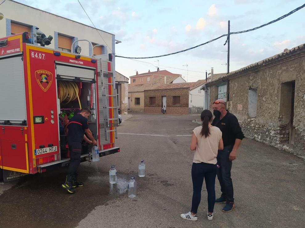 Los bomberos de la DPZ reparten agua entre los vecinos de Villafranca