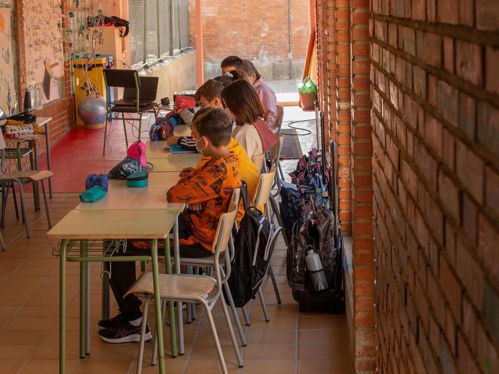 Los menores, en el pasillo en el que dan clase tras el hundimiento del cuarto de calderas