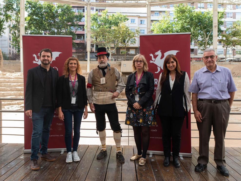 José Ángel Delgado, Susana Martínez y Mirella R. Abrisqueta, junto a colaboradores de la serie.