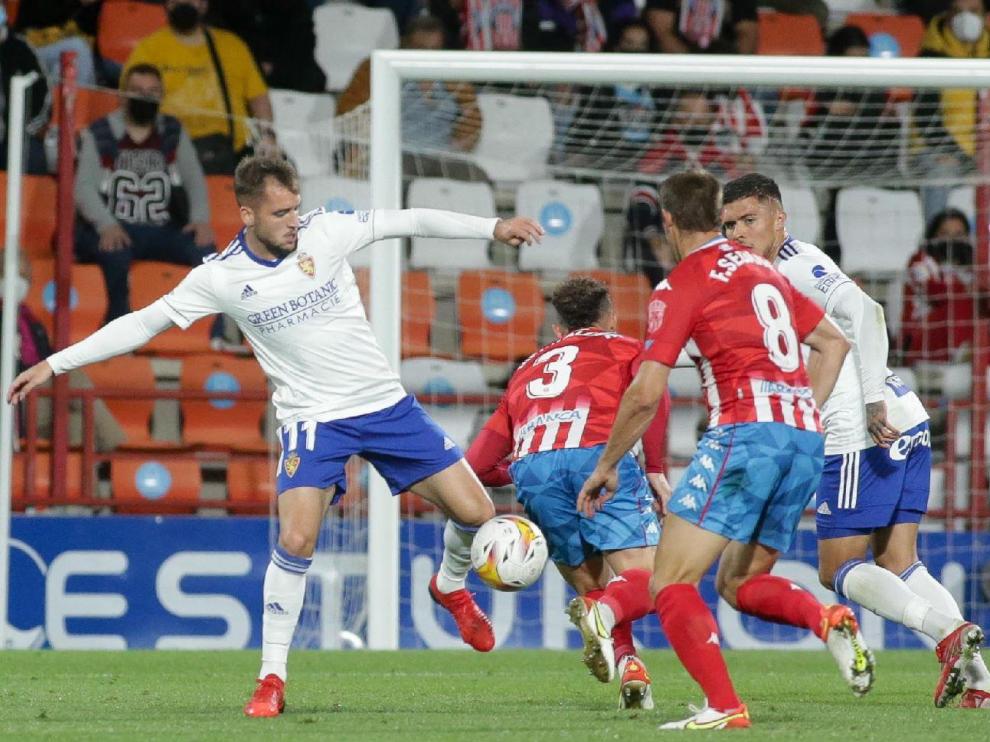 Vada trata de controlar un balón en los últimos minutos del partido del domingo en Lugo.