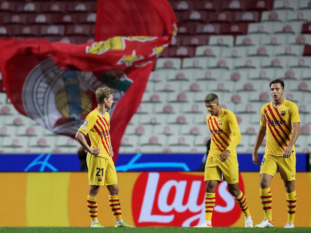 Frankie de Jong (i), Sergino Dest (c) y Nico González, tras el partido contra el Benfica