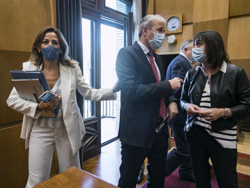 Natalia Chueca, Jorge Azcón y Lola Ranera, este miércoles en el pleno del Ayuntamiento de Zaragoza.