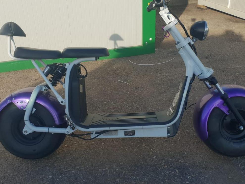 El patinete eléctrico biplaza en el que circulaba la joven multada.