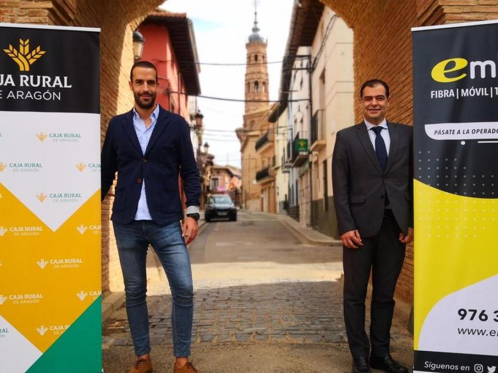 Etién Aldea, de Embou y José Luis Larragay de Caja Rural de Aragón, en Paniza presentando el acuerdo de colaboración entre las dos empresas aragonesas.