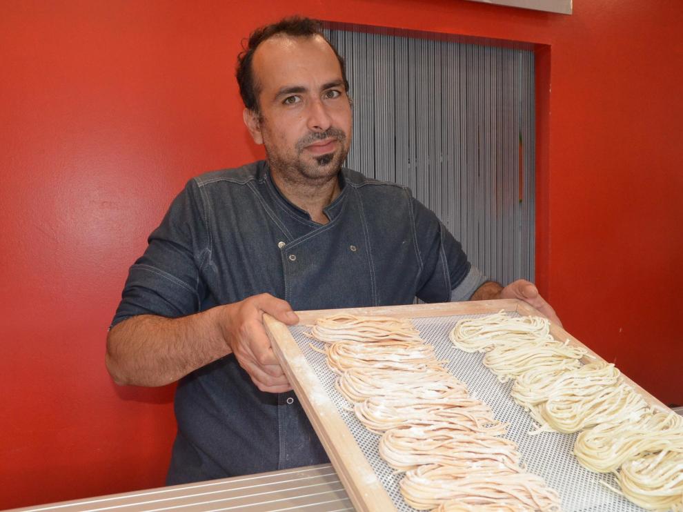 Giuseppe Oddo muestra la pasta fresca que ofrece cada día en el local.