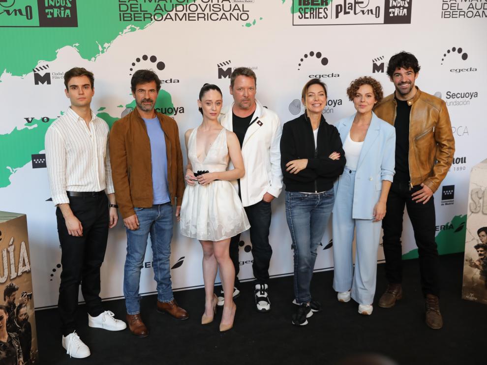 El reparto de 'Sequía', con Elena Rivera (de blanco) al frente
