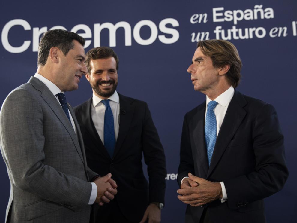 Juanma Moreno, José María Aznar y Pablo Casado, este jueves en la convención del PP.